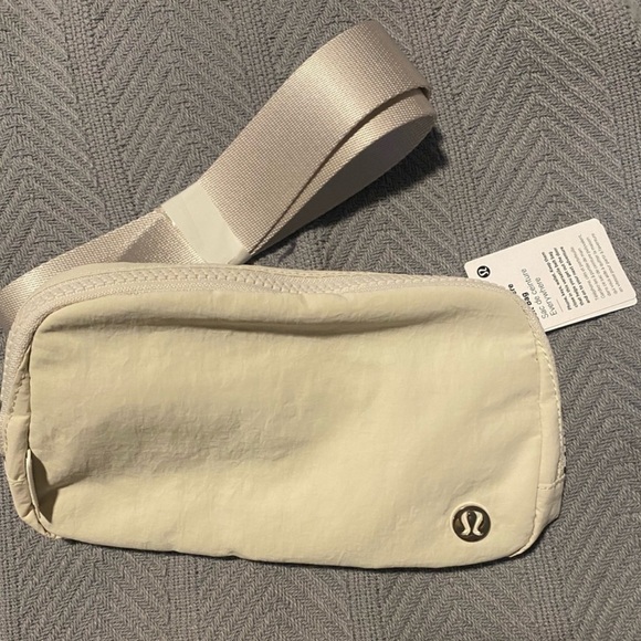 Lululemon Everywhere Belt Bag in White Opal - Picture 4 of 5